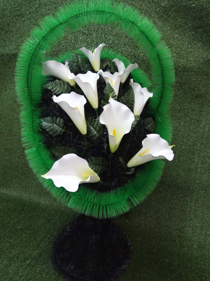 корзина на похороны с белыми лилиями
